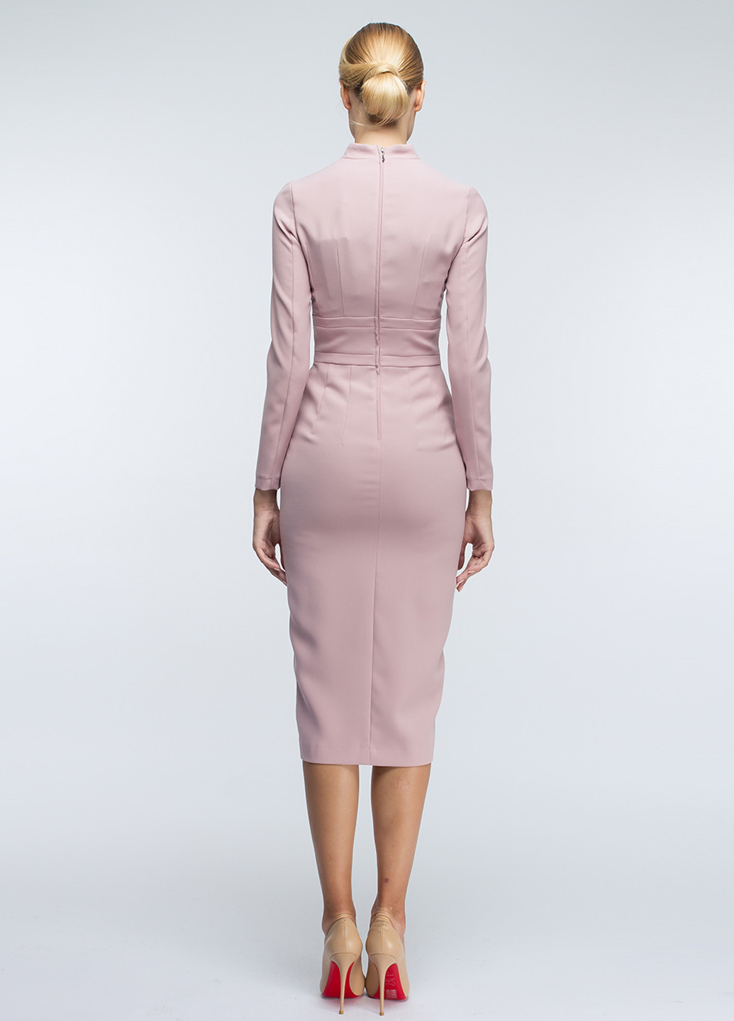 Светло-розовое деловое платье футляр BGL однотонное