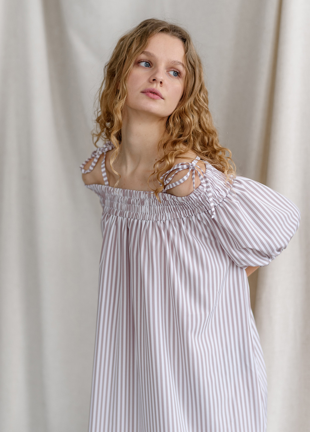 Бежева кежуал плаття з відкритими плечима Silence в смужку