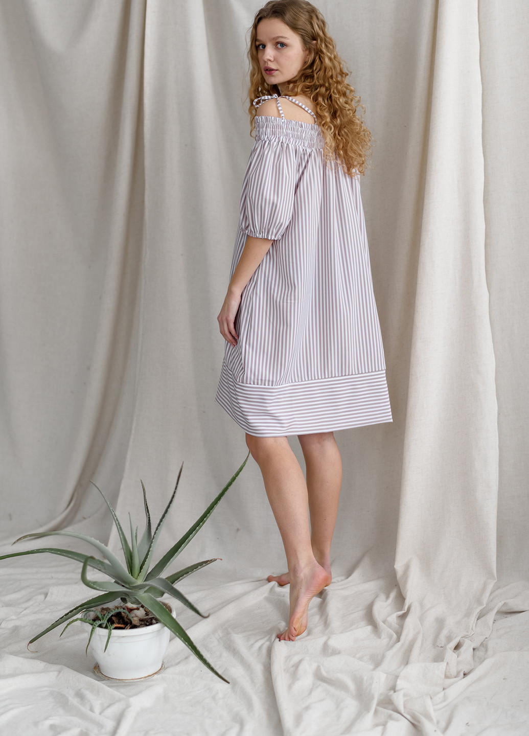 Бежева кежуал плаття з відкритими плечима Silence в смужку