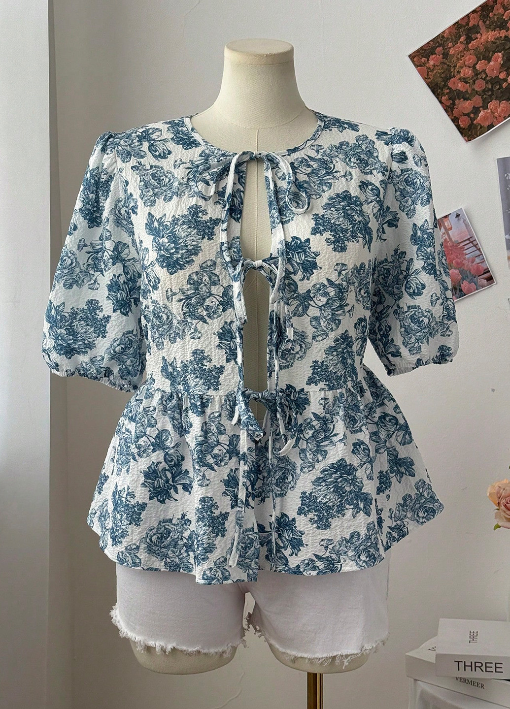 Біла блуза з баскою SHEIN