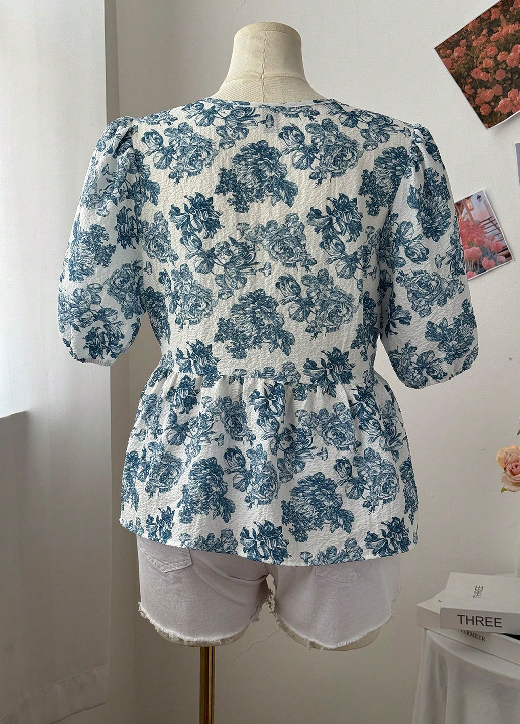 Біла блуза з баскою SHEIN