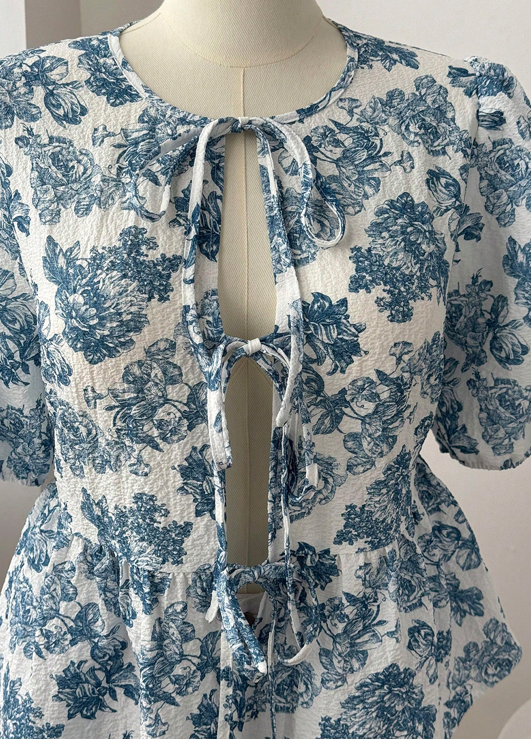 Біла блуза з баскою SHEIN