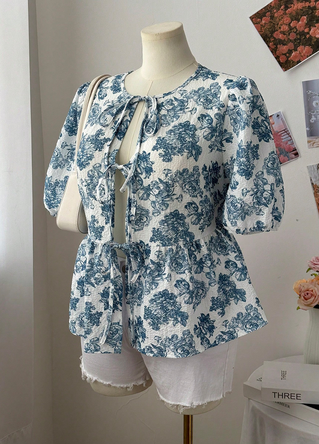 Біла блуза з баскою SHEIN