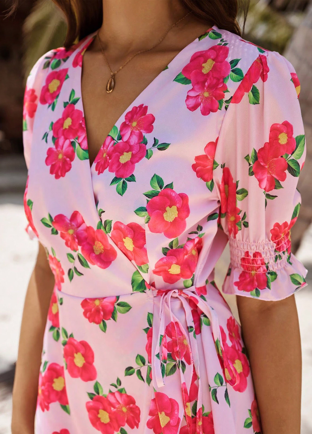 Розовое кэжуал платье на запах SHEIN с цветочным принтом