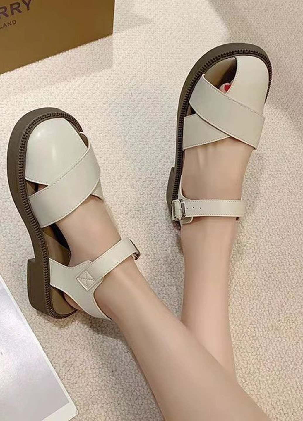 Бежевые босоножки Vi с ремешком