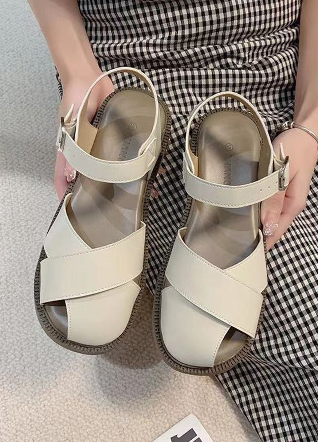 Бежевые босоножки Vi с ремешком