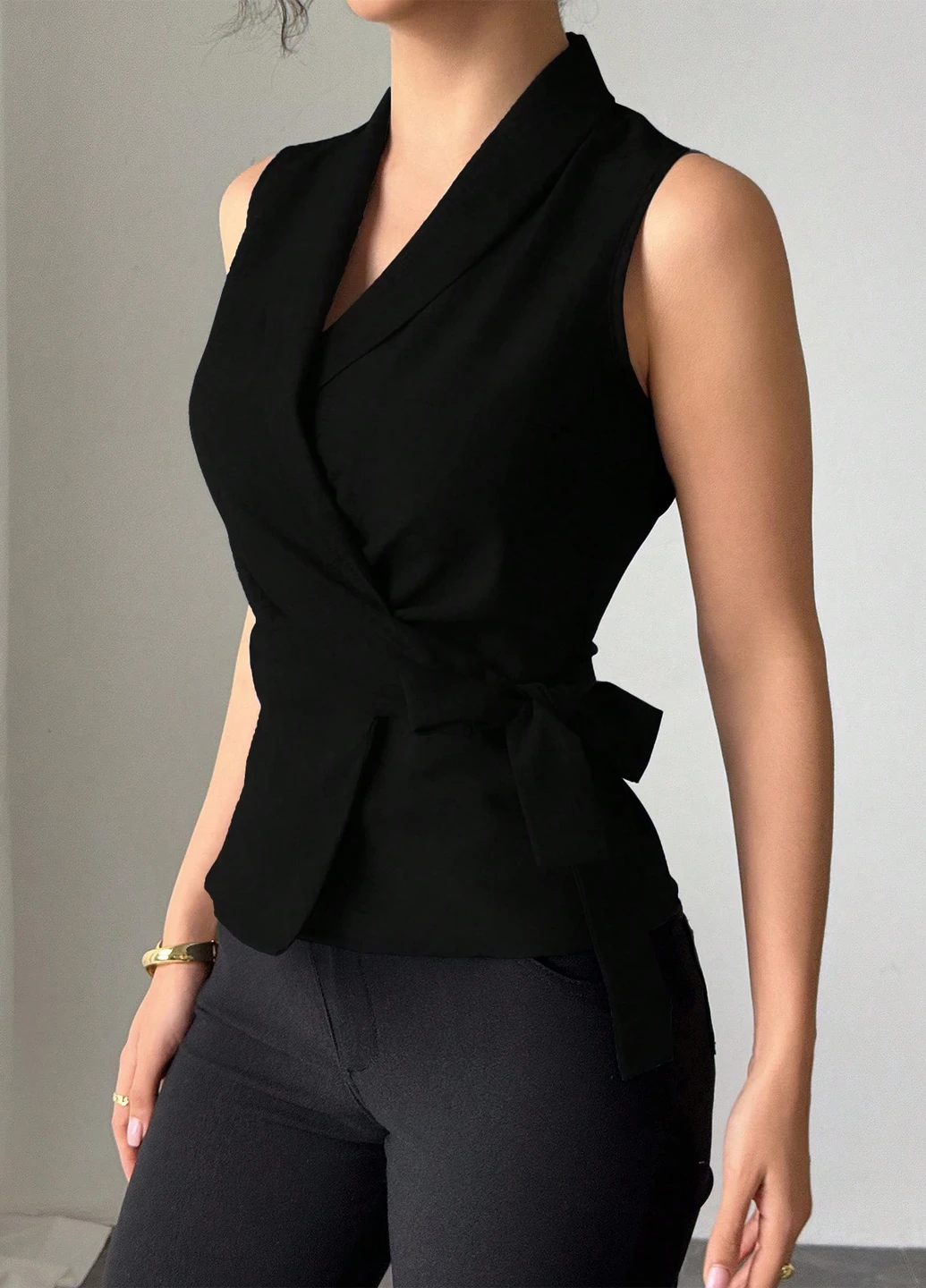 Чорна блуза на запах SHEIN