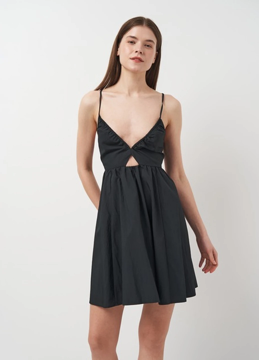 Черное кэжуал платье клеш, с открытой спиной H&M однотонное