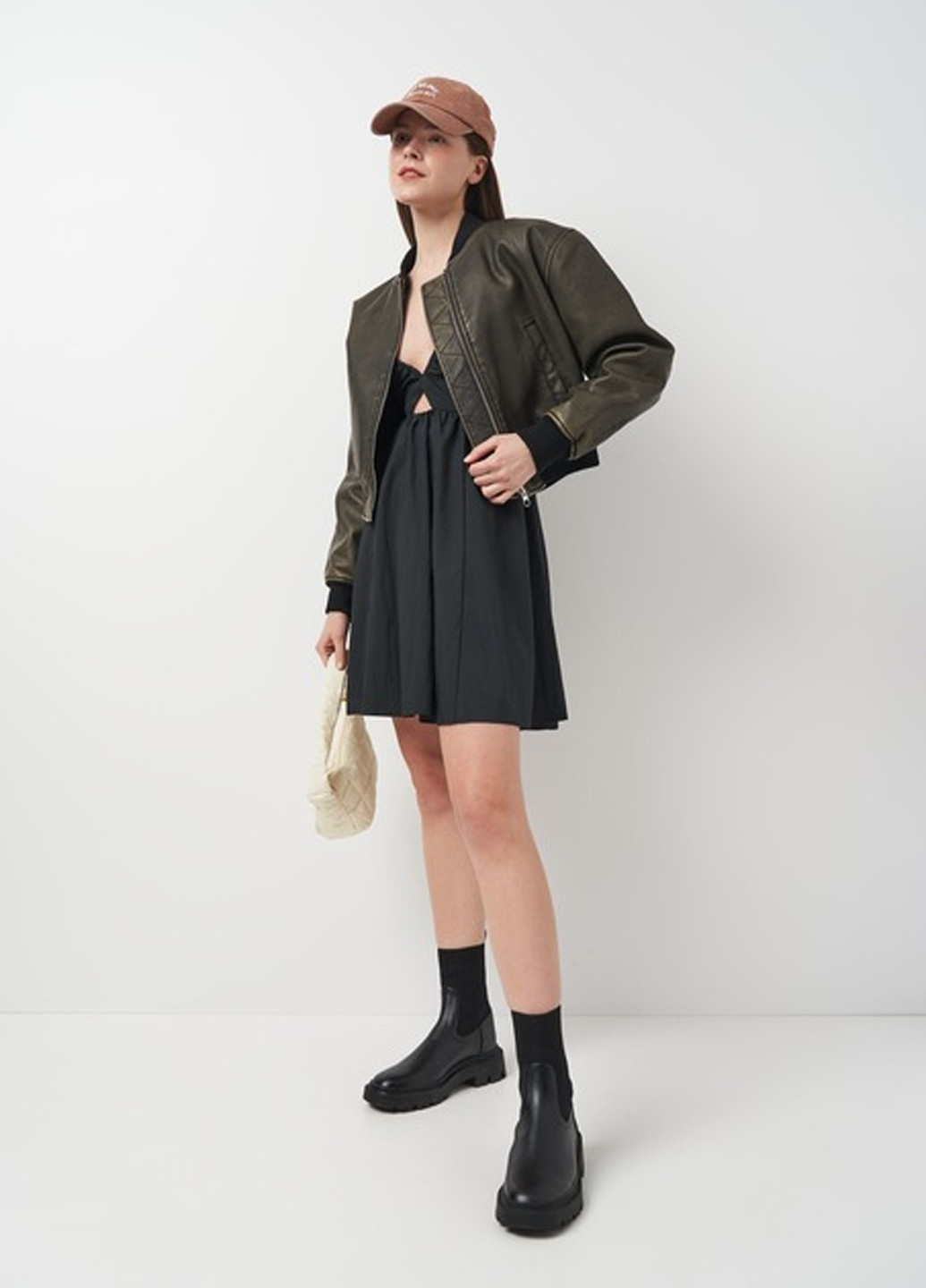 Черное кэжуал платье клеш, с открытой спиной H&M однотонное