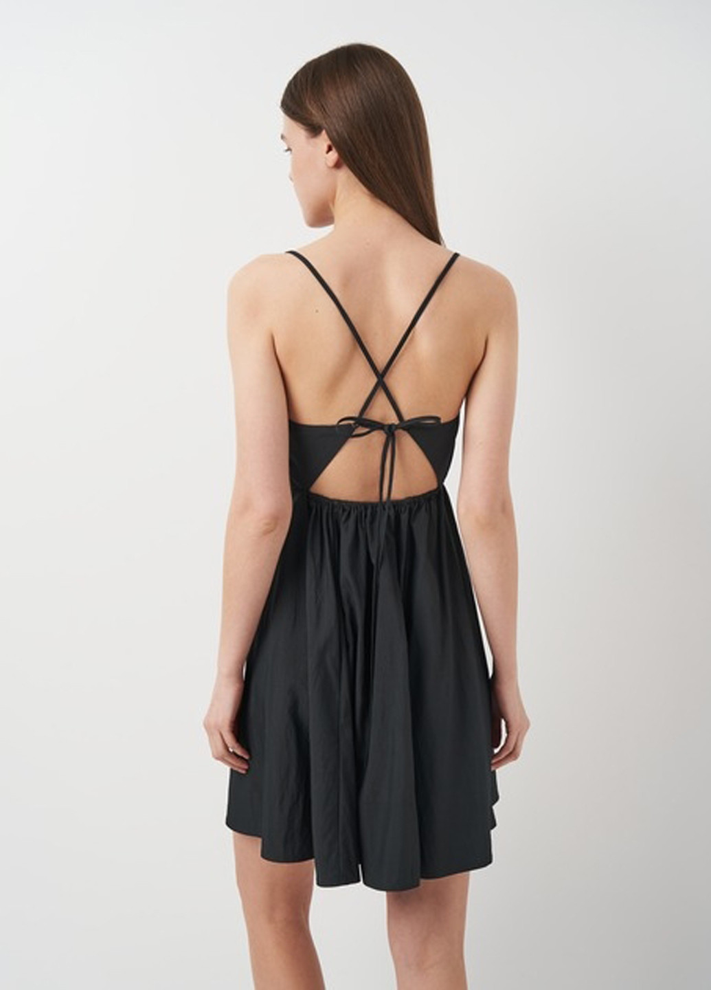 Черное кэжуал платье клеш, с открытой спиной H&M однотонное