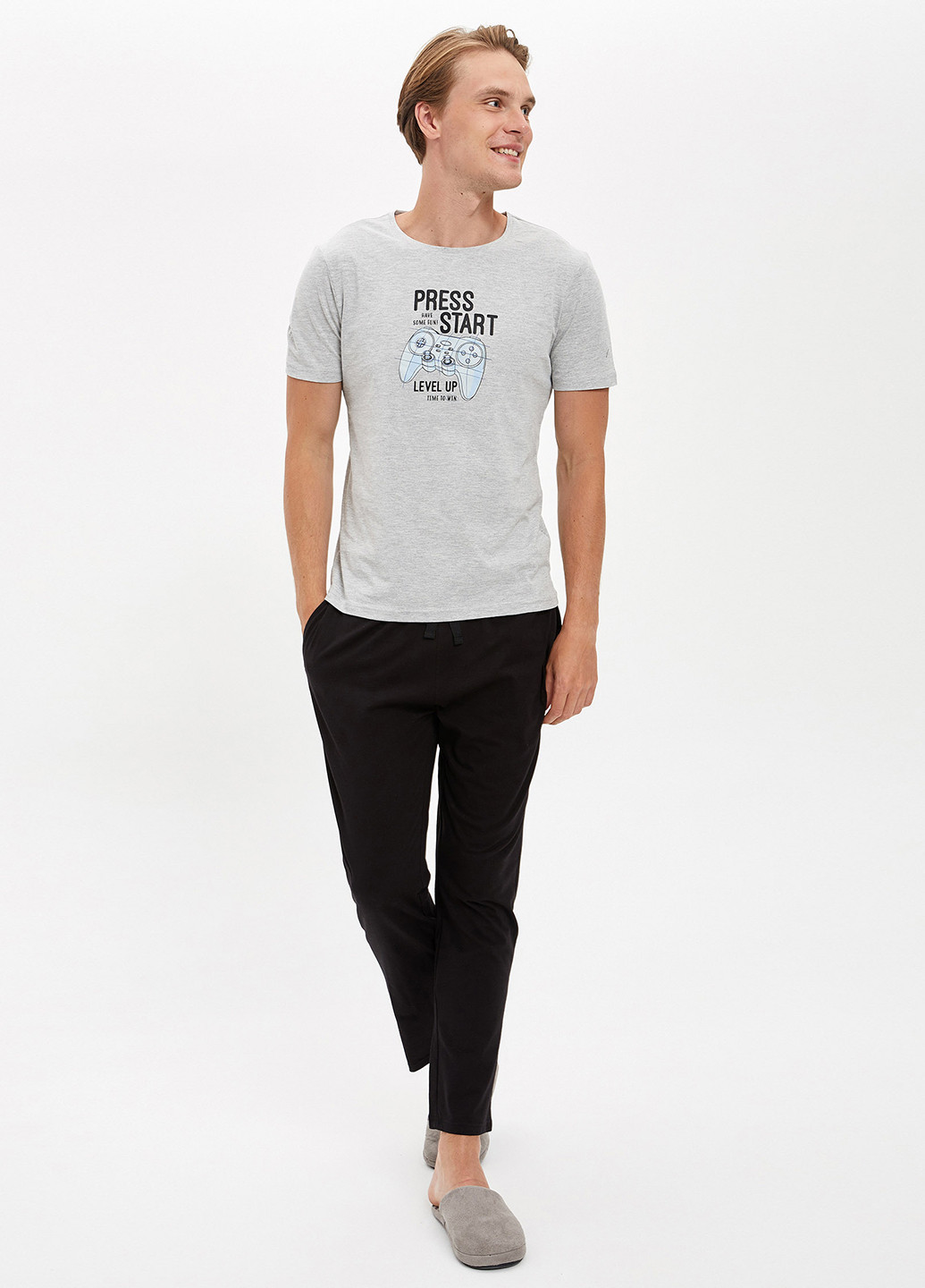 Серый демисезонный комплект(футболка, брюки) DeFacto
