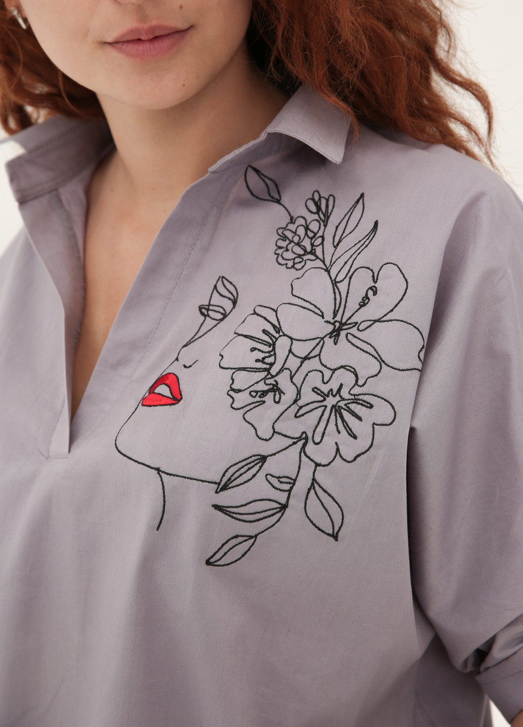 Сіра демісезонна сорочка-туніка оверсайз з модною вишивкою INNOE Блузка