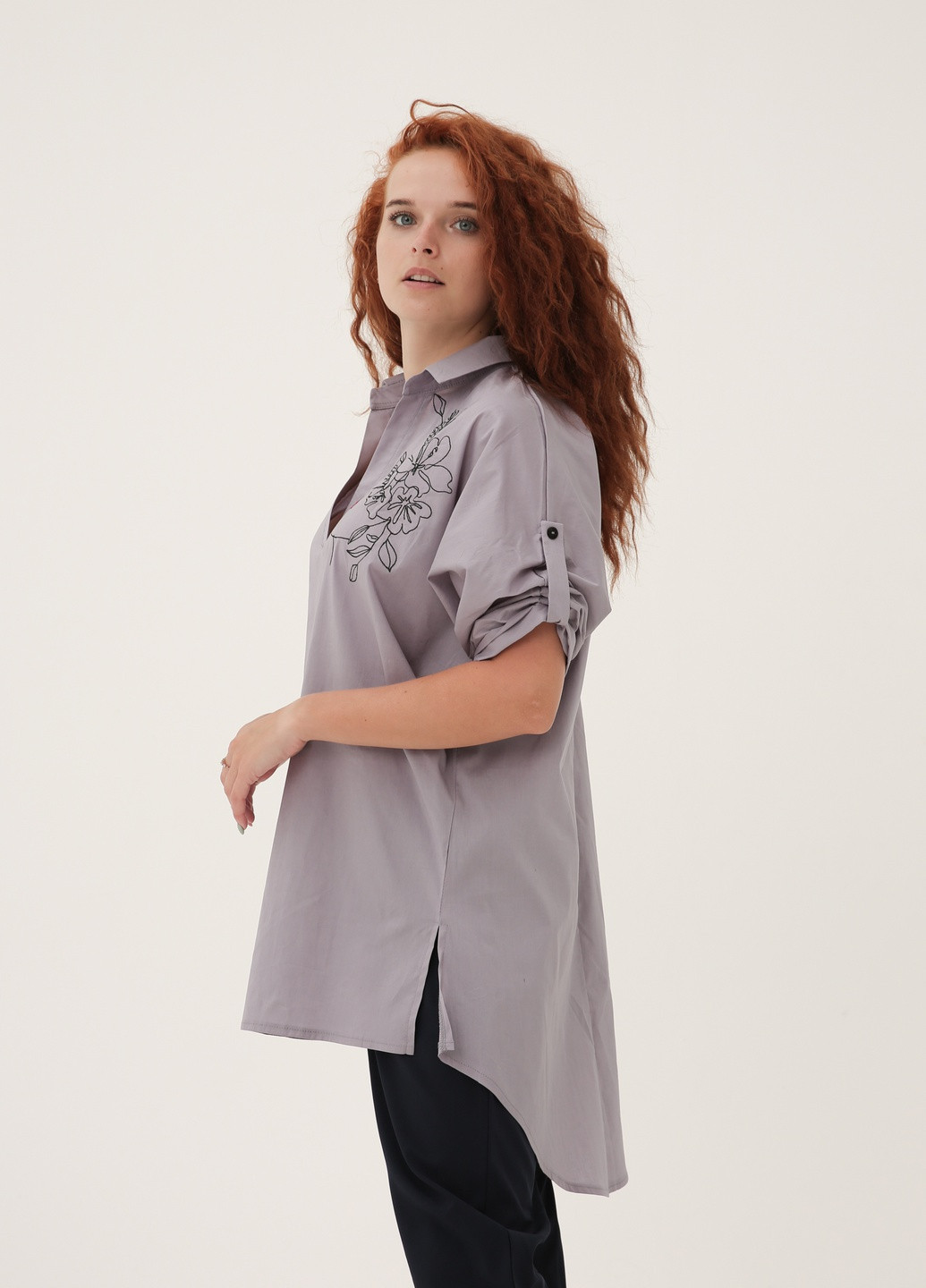 Сіра демісезонна сорочка-туніка оверсайз з модною вишивкою INNOE Блузка