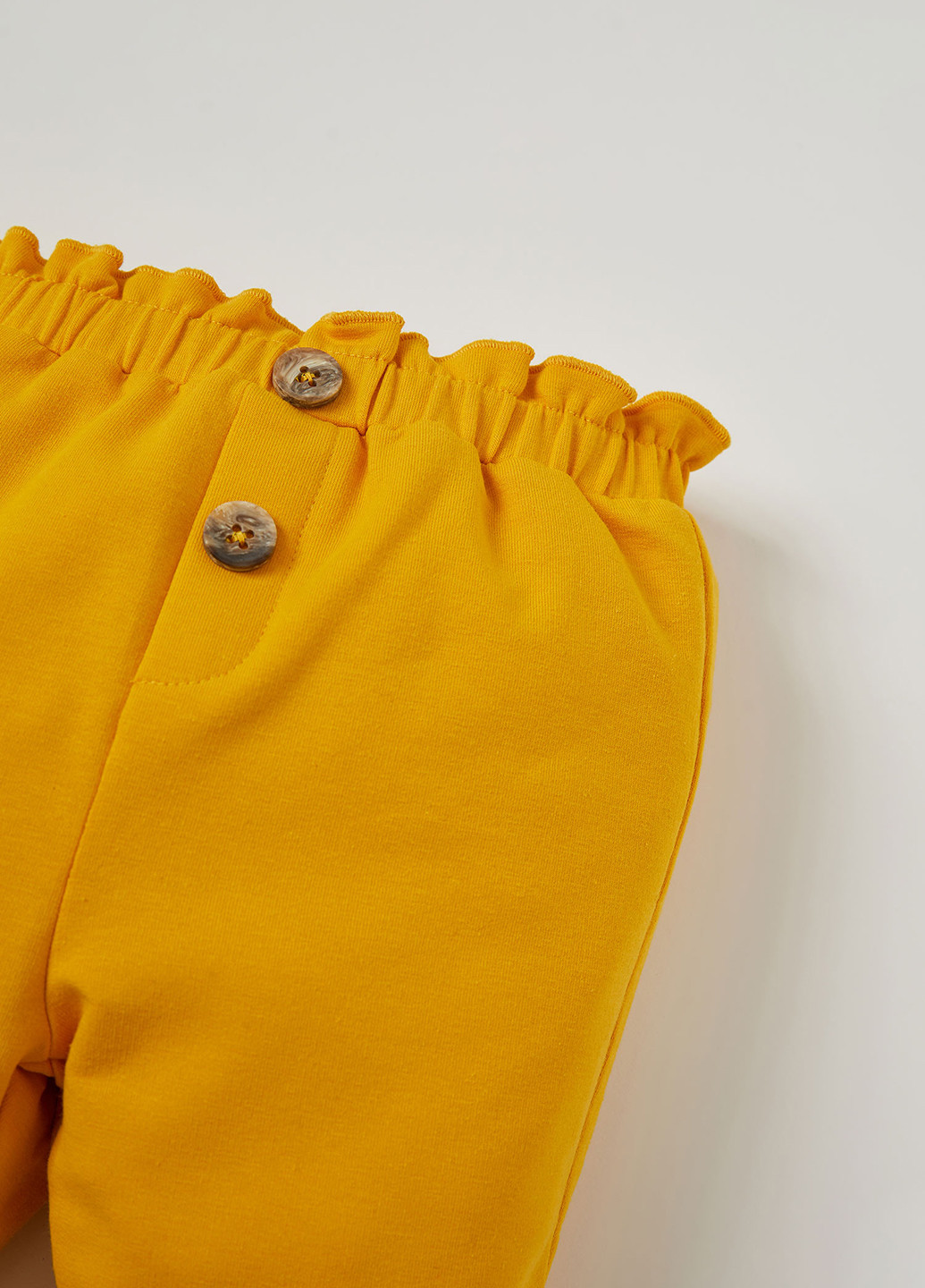 Желтые кэжуал демисезонные зауженные брюки DeFacto