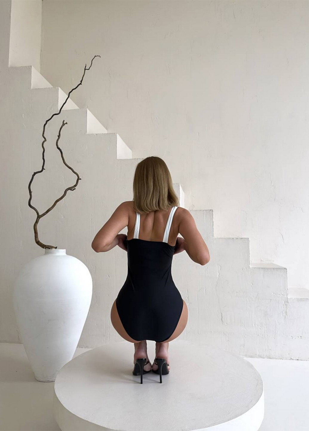 Чорний літній цільний купальник жіночий суцільний NOVA VEGA