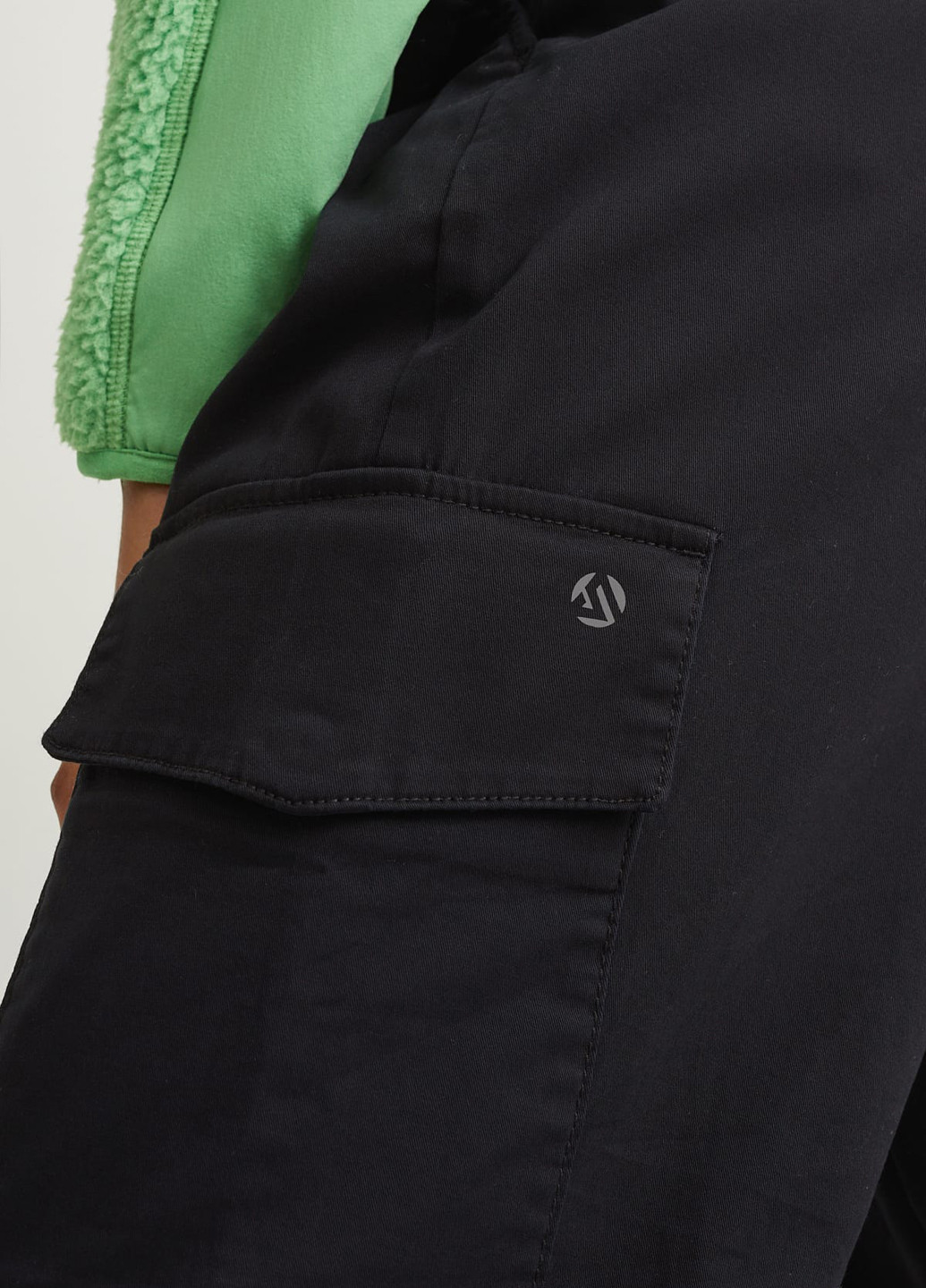Черные кэжуал демисезонные карго, джоггеры, укороченные брюки C&A