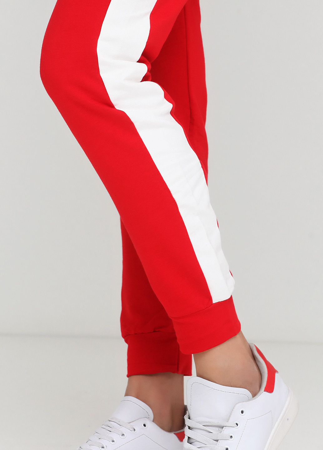 Красные спортивные демисезонные зауженные брюки R-Yon