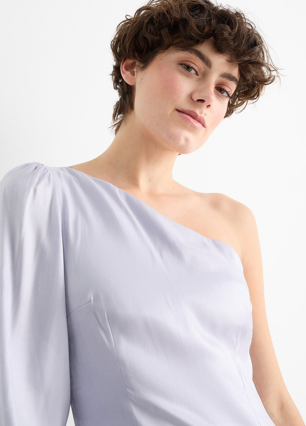 Сиреневое праздничный, коктейльное платье на одно плечо C&A однотонное