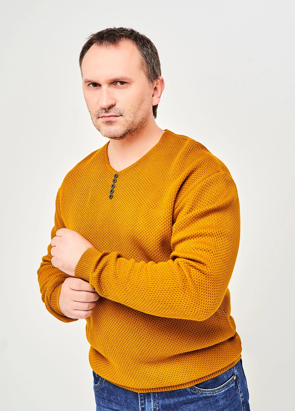 Горчичный демисезонный свитер Stendo