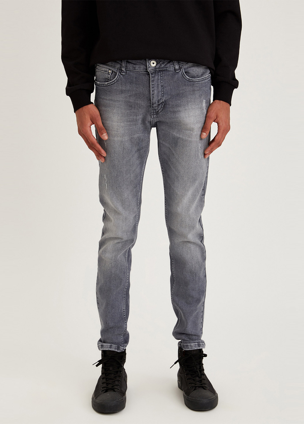 Светло-серые демисезонные зауженные джинсы DeFacto