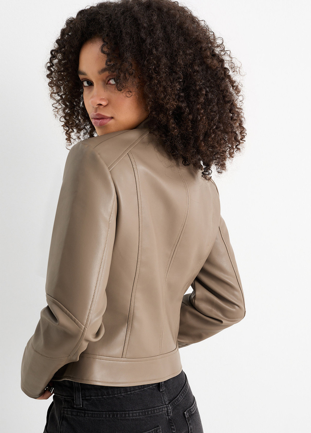 Бежевая демисезонная куртка C&A