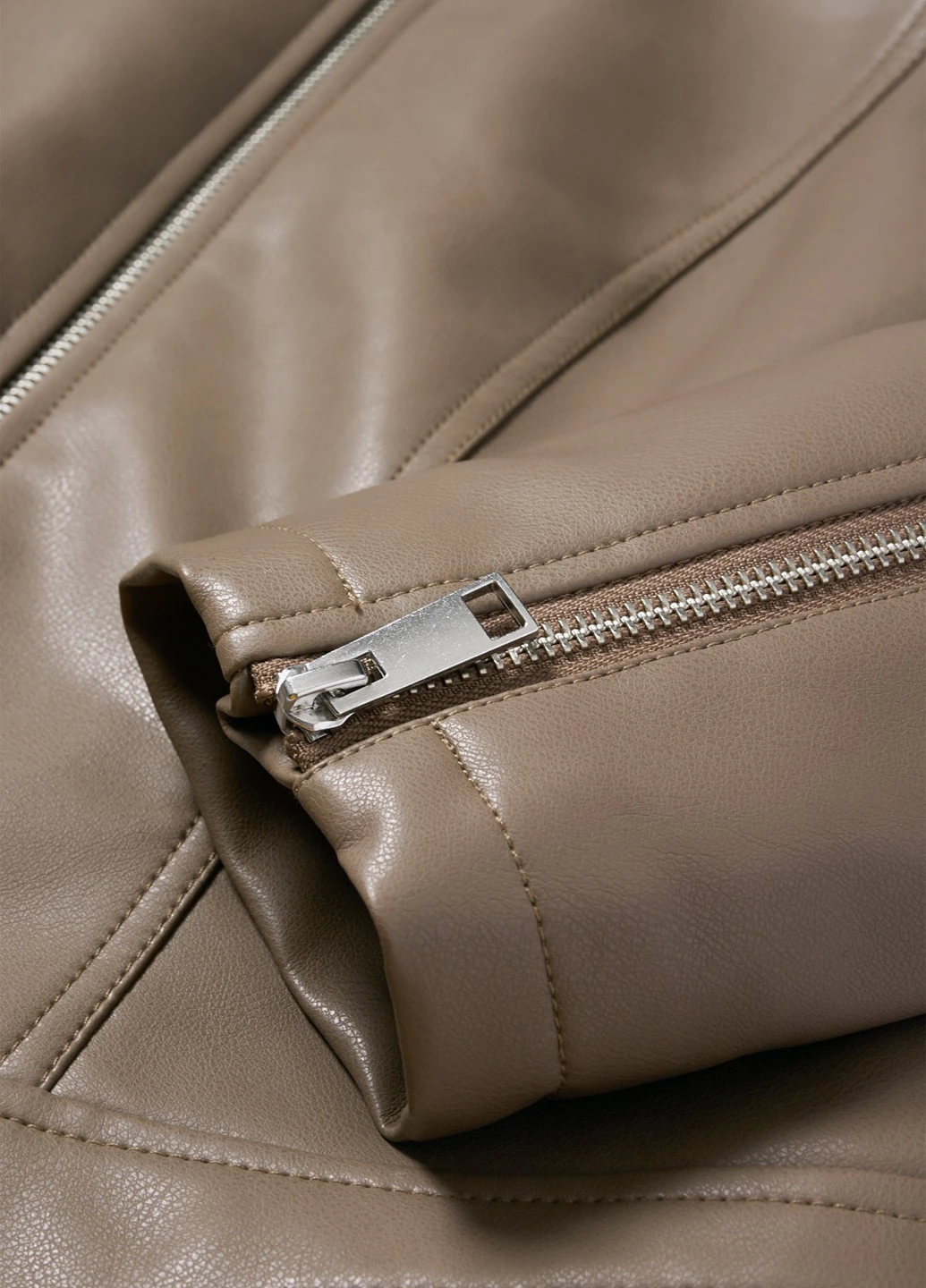 Бежевая демисезонная куртка C&A