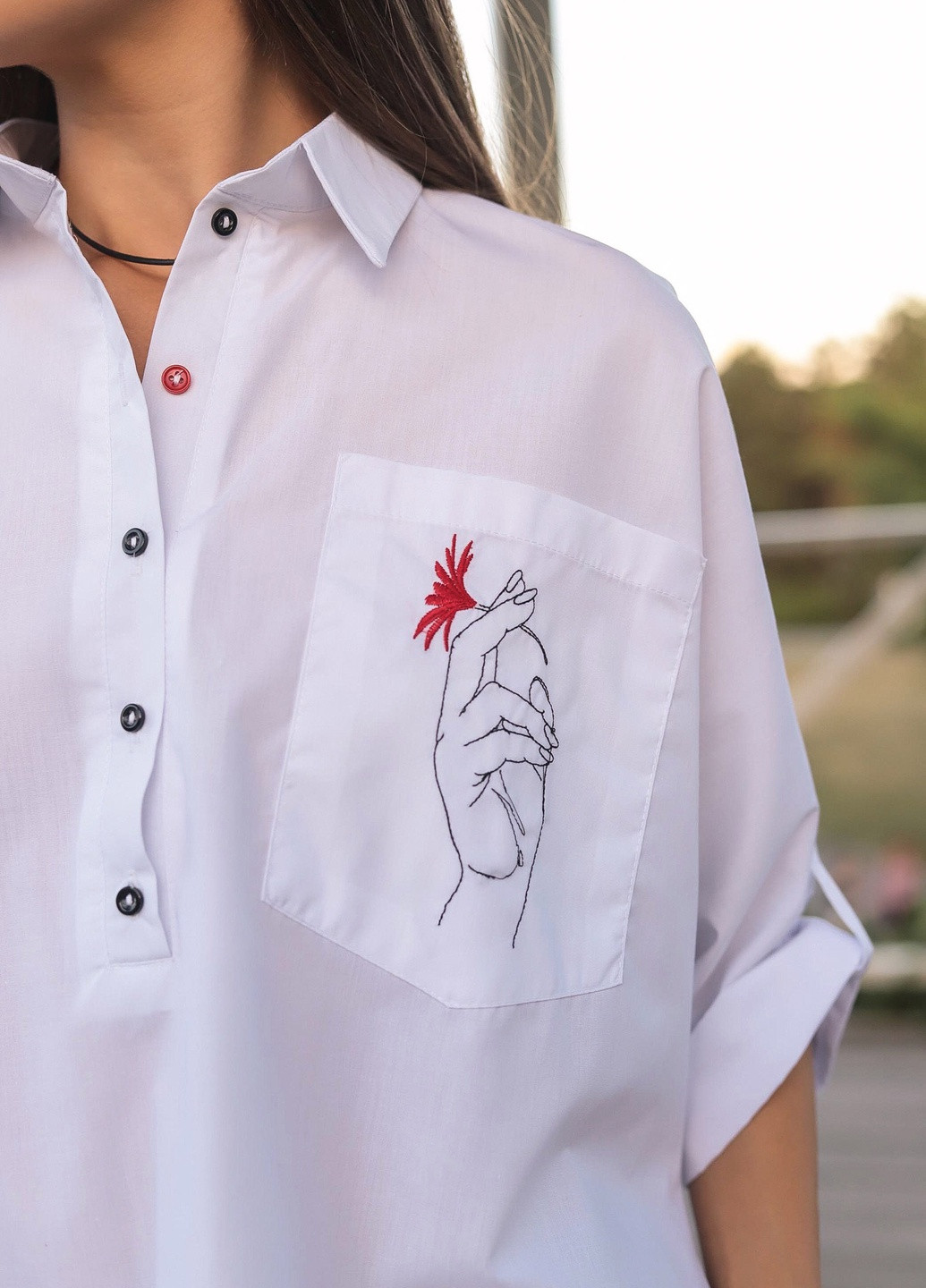 Біла демісезонна сорочка оригінального асиметричного крою, з вишивкою на кишені INNOE Блуза с вышивкой