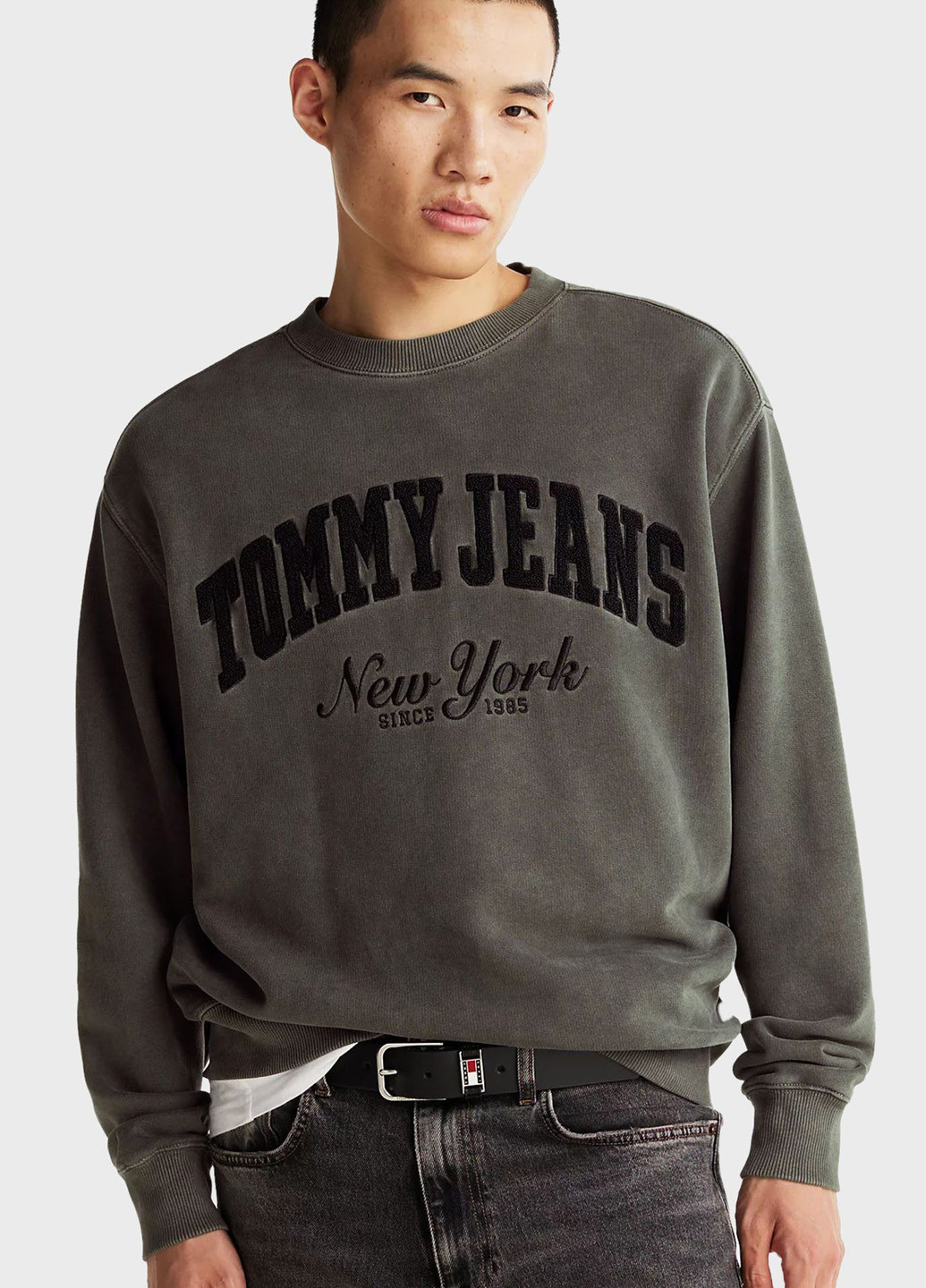 Серый свитшот Tommy Jeans однотонный вышивка, аппликация (347073273)