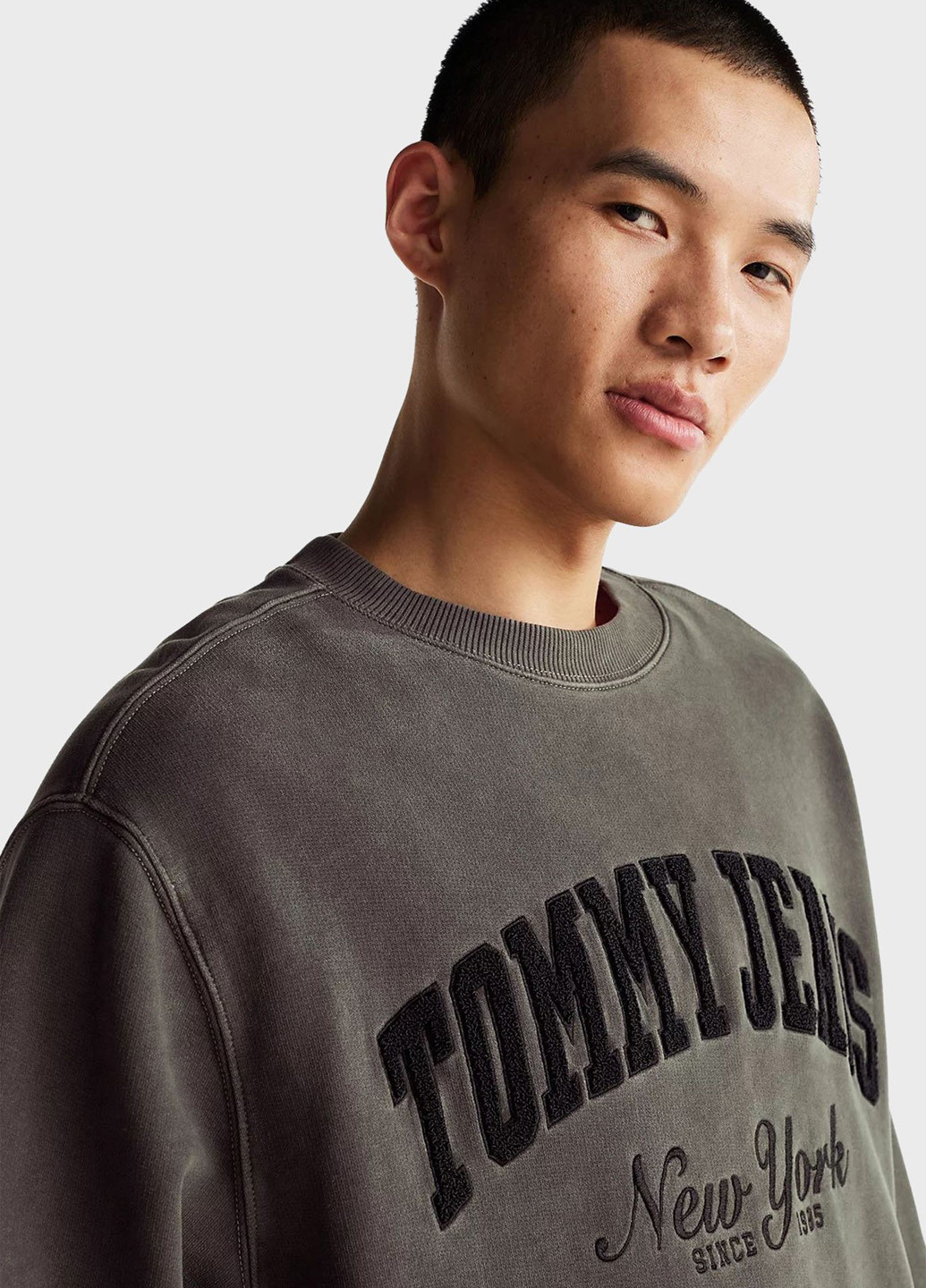 Серый свитшот Tommy Jeans однотонный вышивка, аппликация (347073273)