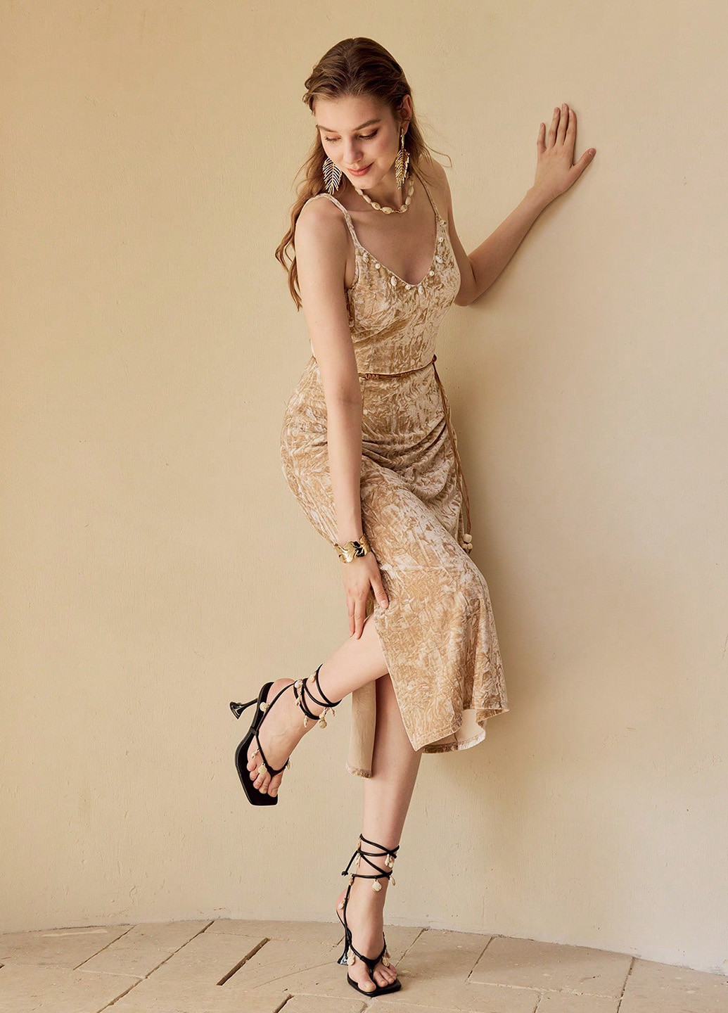 Бежевое праздничный, пляжное, кэжуал платье платье-комбинация, а-силуэт, с открытой спиной SHEIN с абстрактным узором