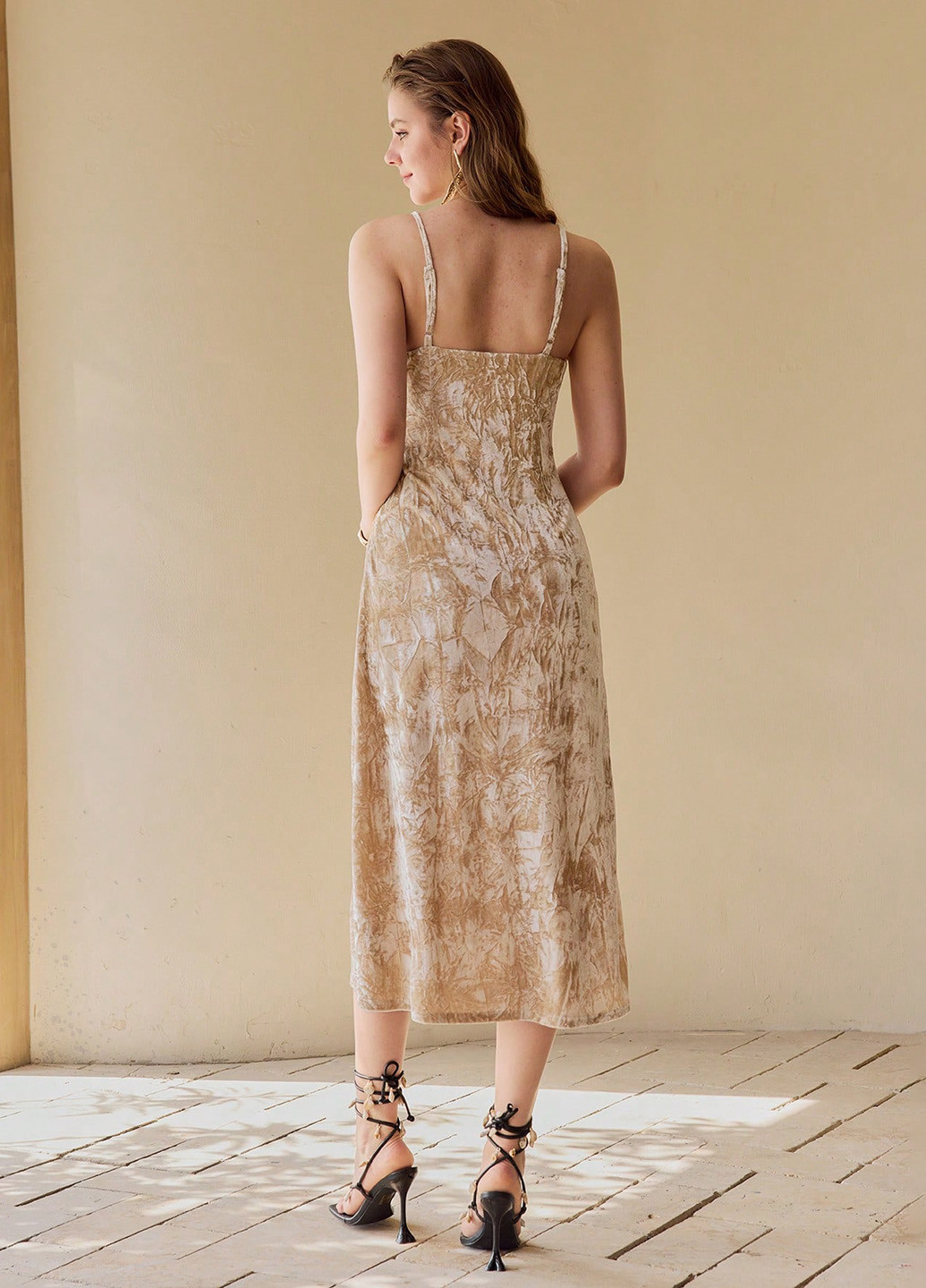 Бежевое праздничный, пляжное, кэжуал платье платье-комбинация, а-силуэт, с открытой спиной SHEIN с абстрактным узором