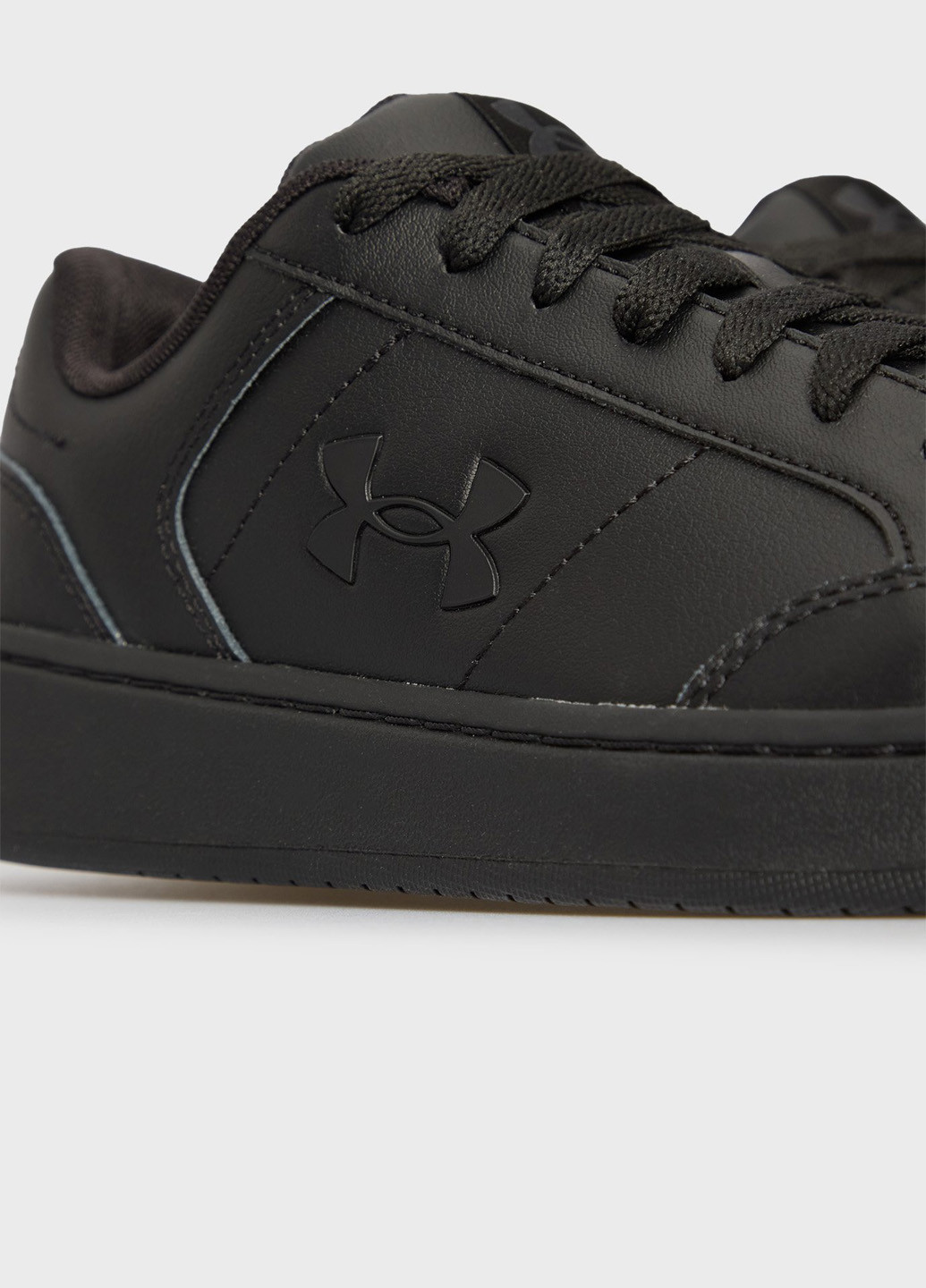 Черные всесезонные кроссовки Under Armour