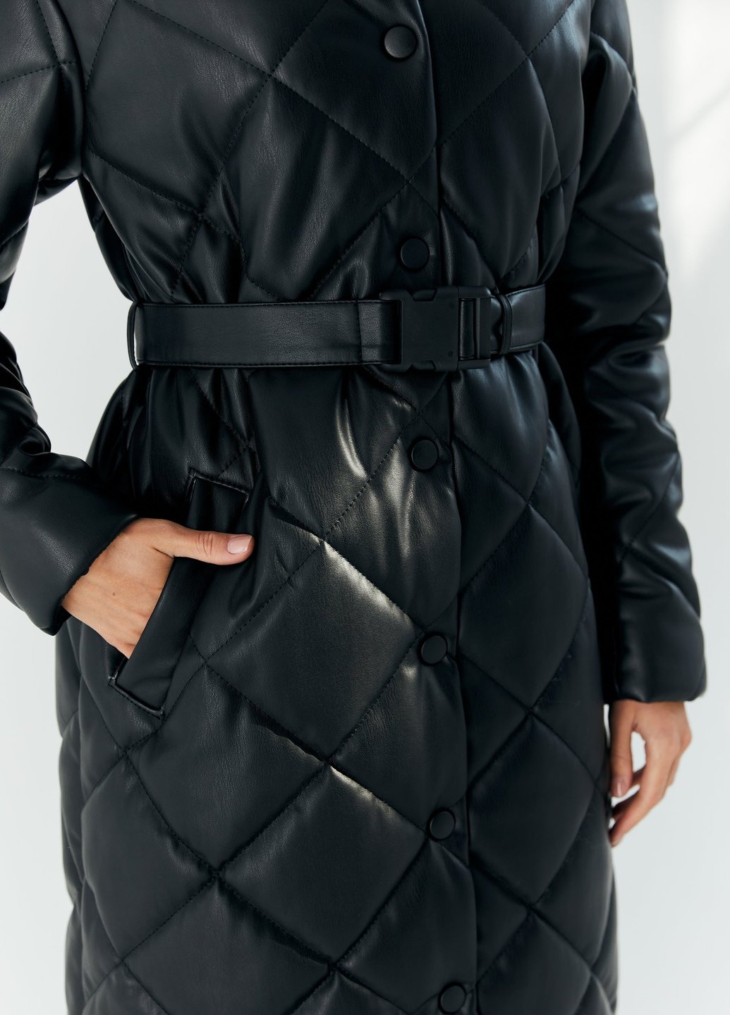 Черное демисезонное Трендовое стеганое пальто черного цвета Gepur