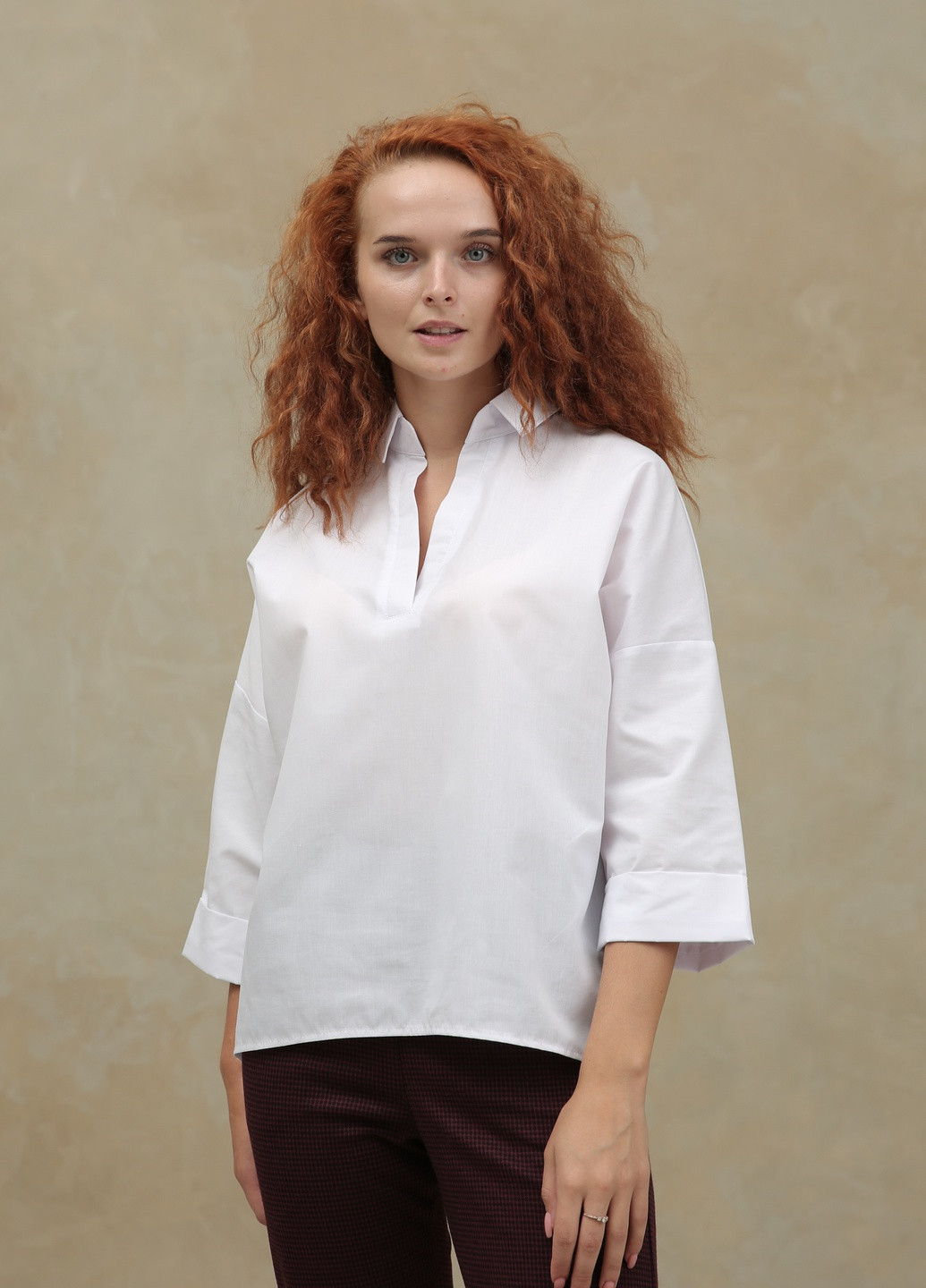 Біла демісезонна біла блузка з бавовни суцільнокроєним рукавом 3/4 на манжеті INNOE Блузка