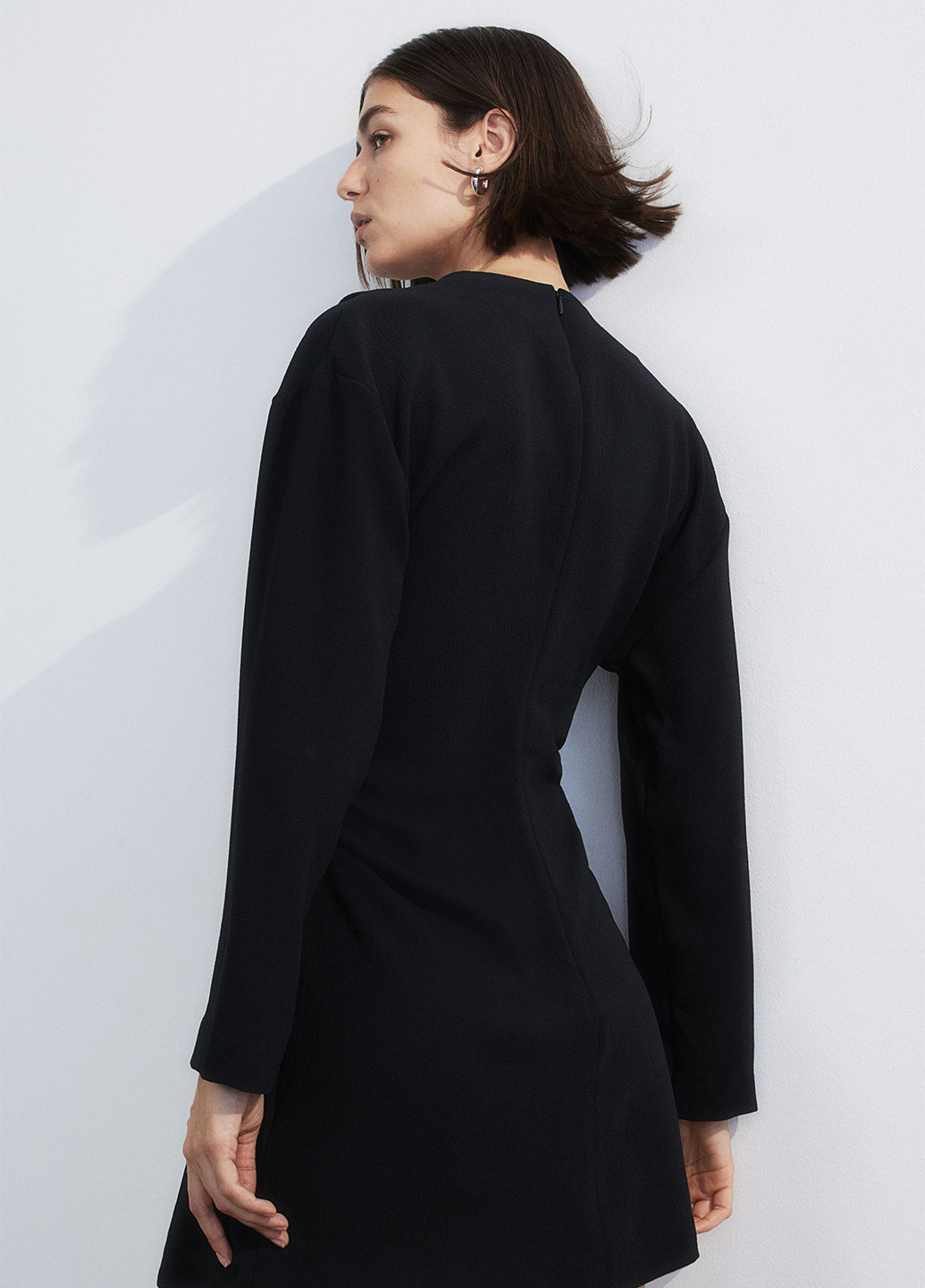 Черное кэжуал платье силуэтная H&M однотонное