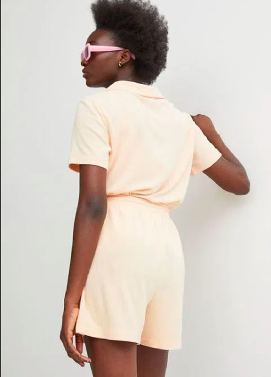 Персиковая женская футболка-поло H&M однотонная