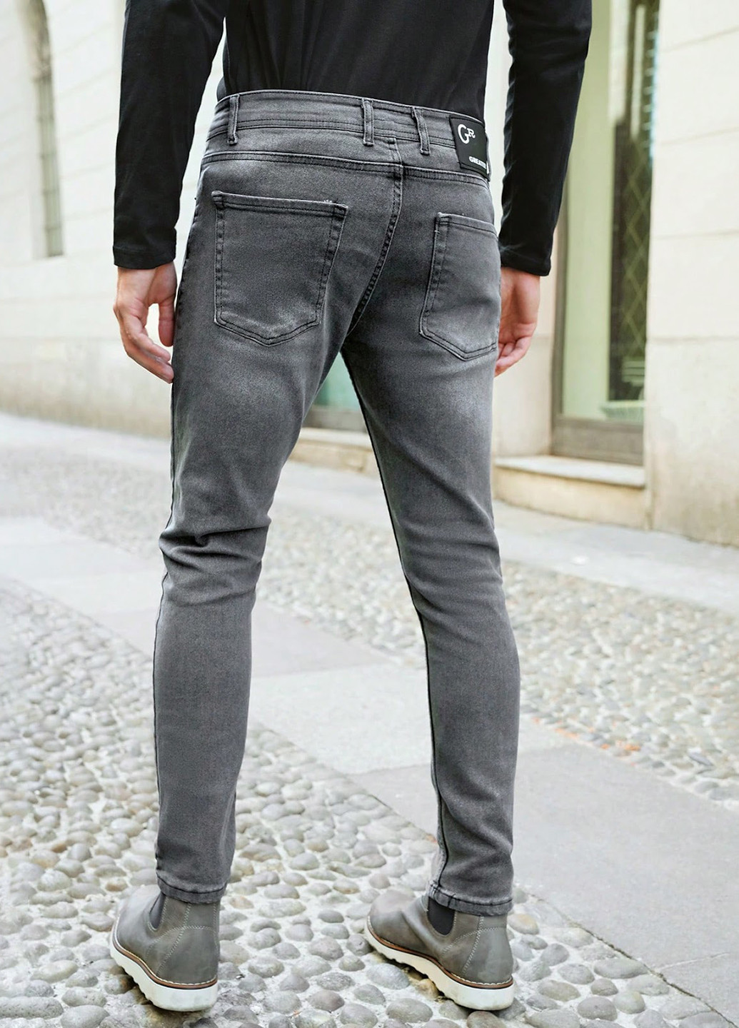 Серые демисезонные зауженные джинсы SHEIN