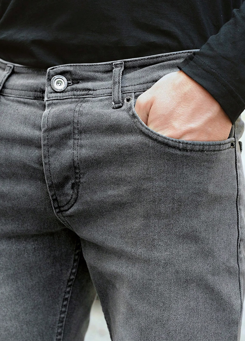 Серые демисезонные зауженные джинсы SHEIN