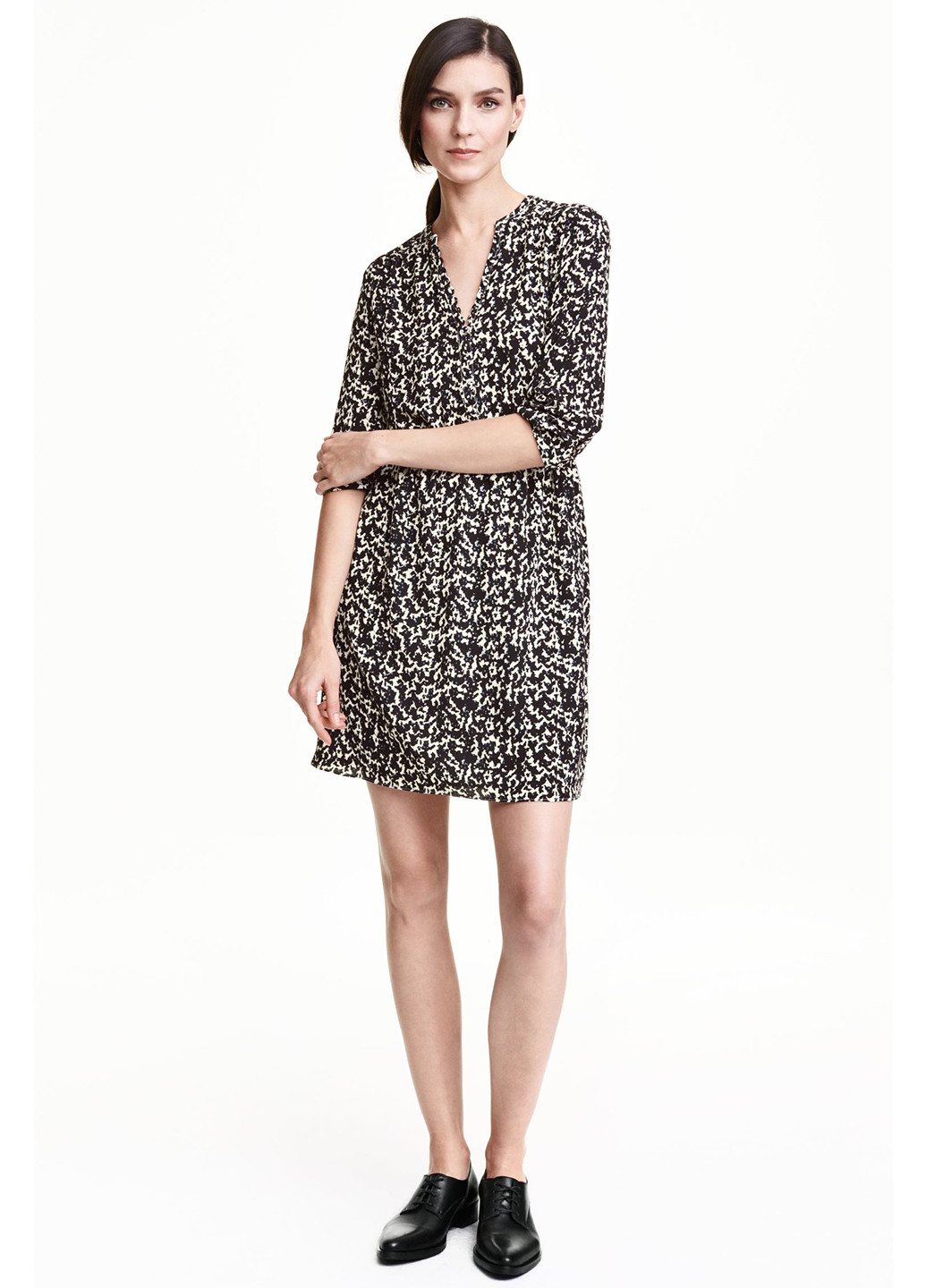 Черное кэжуал платье рубашка H&M с абстрактным узором