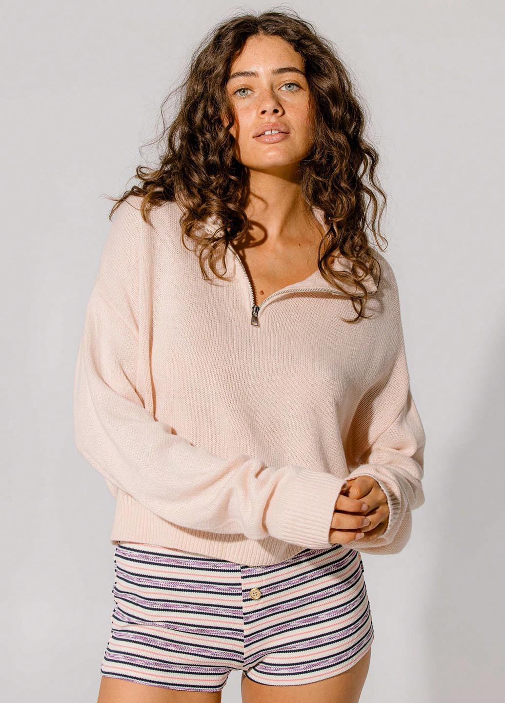 Светло-розовый демисезонный свитер SHEIN