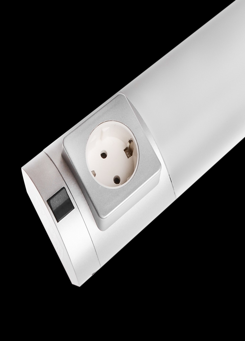 FLF-60/28W LT5 /L Люминесцентный линейный светильник с розеткой Brille (185912594)