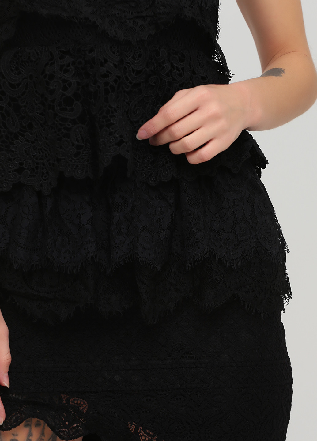 Черное кэжуал платье на одно плечо NLY icons однотонное