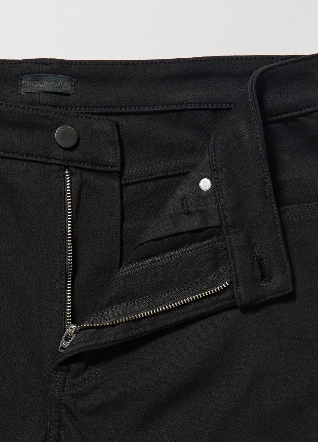 Черные демисезонные зауженные джинсы Uniqlo