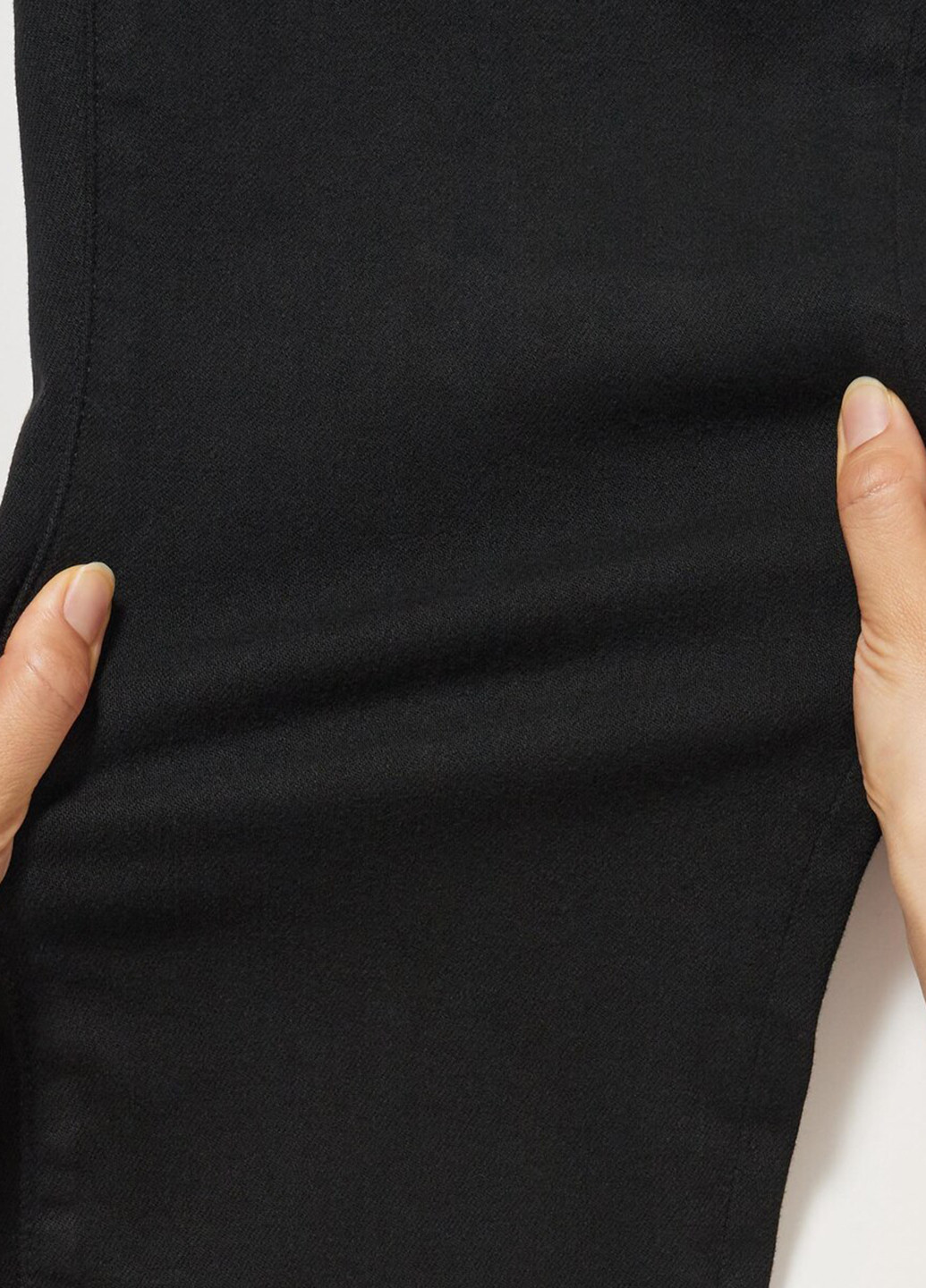 Черные демисезонные зауженные джинсы Uniqlo