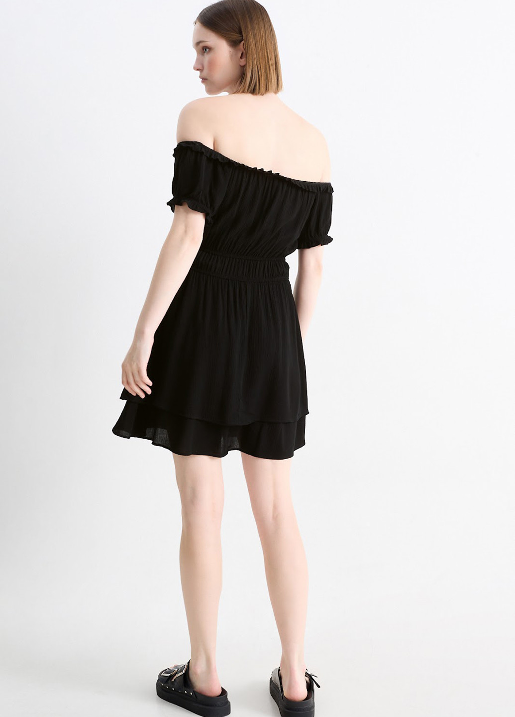 Черное кэжуал платье с открытыми плечами C&A однотонное