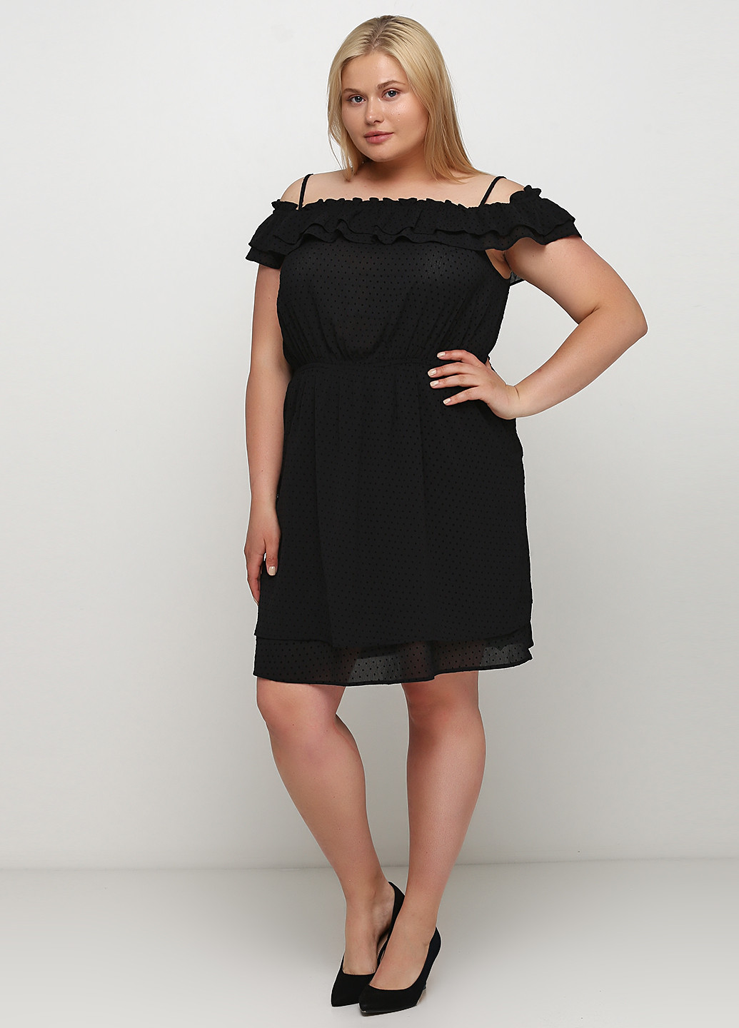 Черное кэжуал платье с открытыми плечами H&M