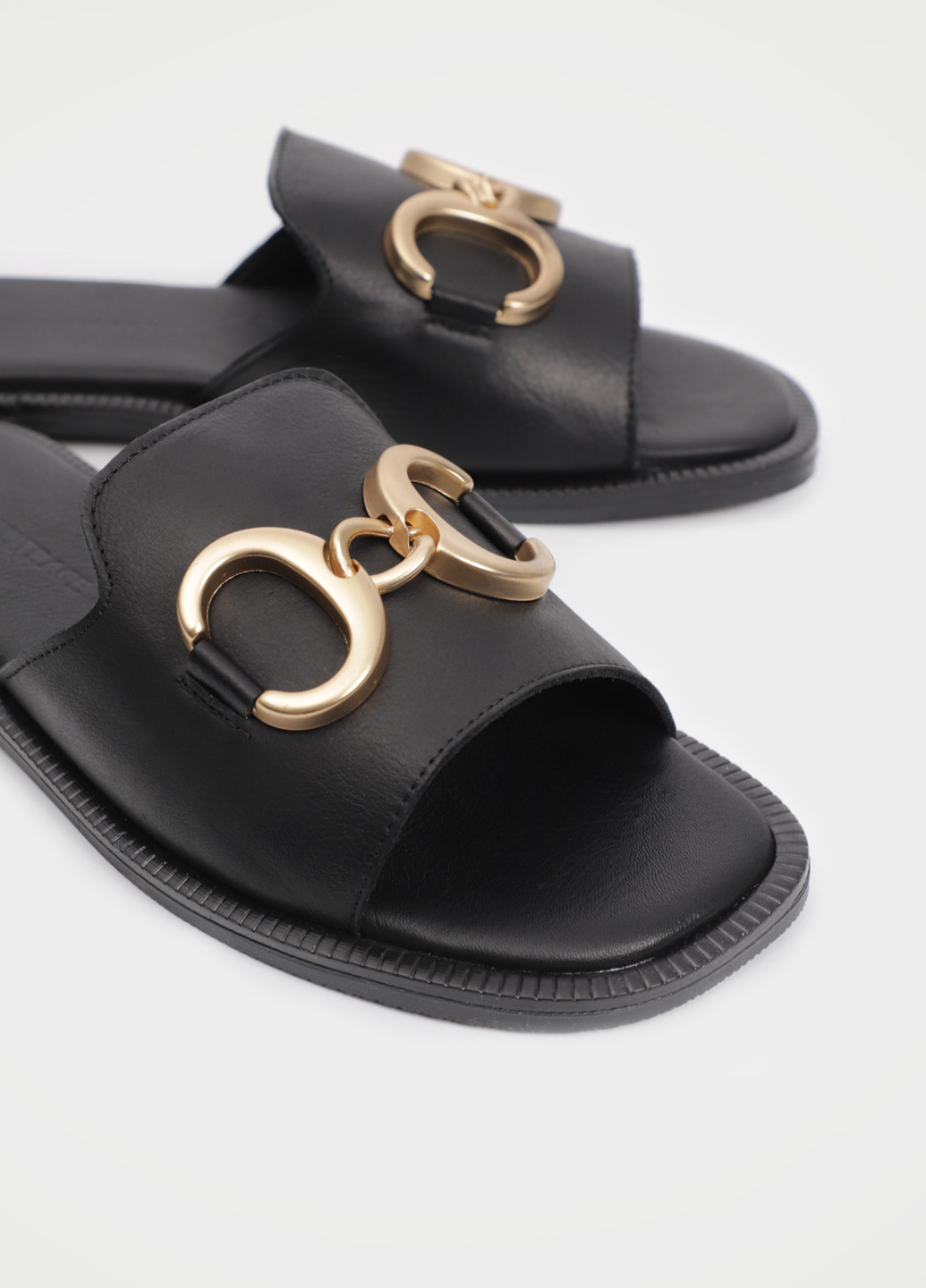 Черные шлепанцы URBAN TRACE с пряжкой