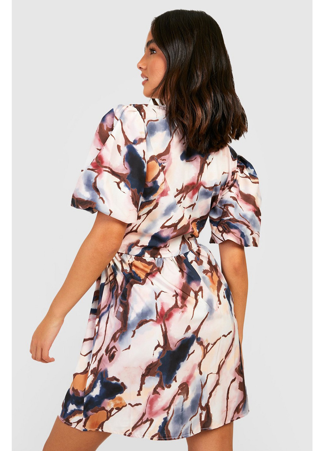 Комбинированное кэжуал платье на запах Boohoo с абстрактным узором