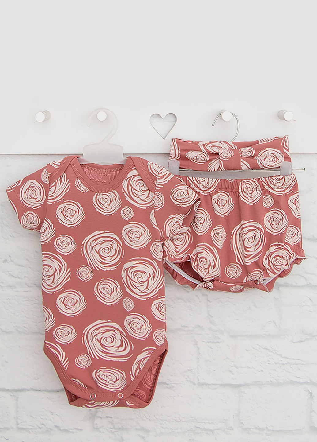 Розовый демисезонный комплект (боди, шорты, повязка) Blanka