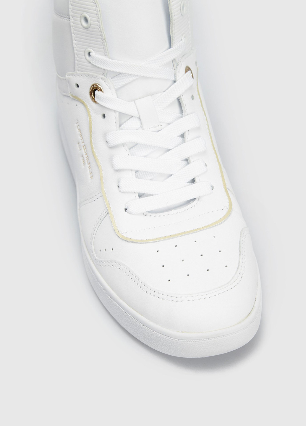 Осенние ботинки Tommy Hilfiger с тиснением, с логотипом, с белой подошвой, с перфорацией